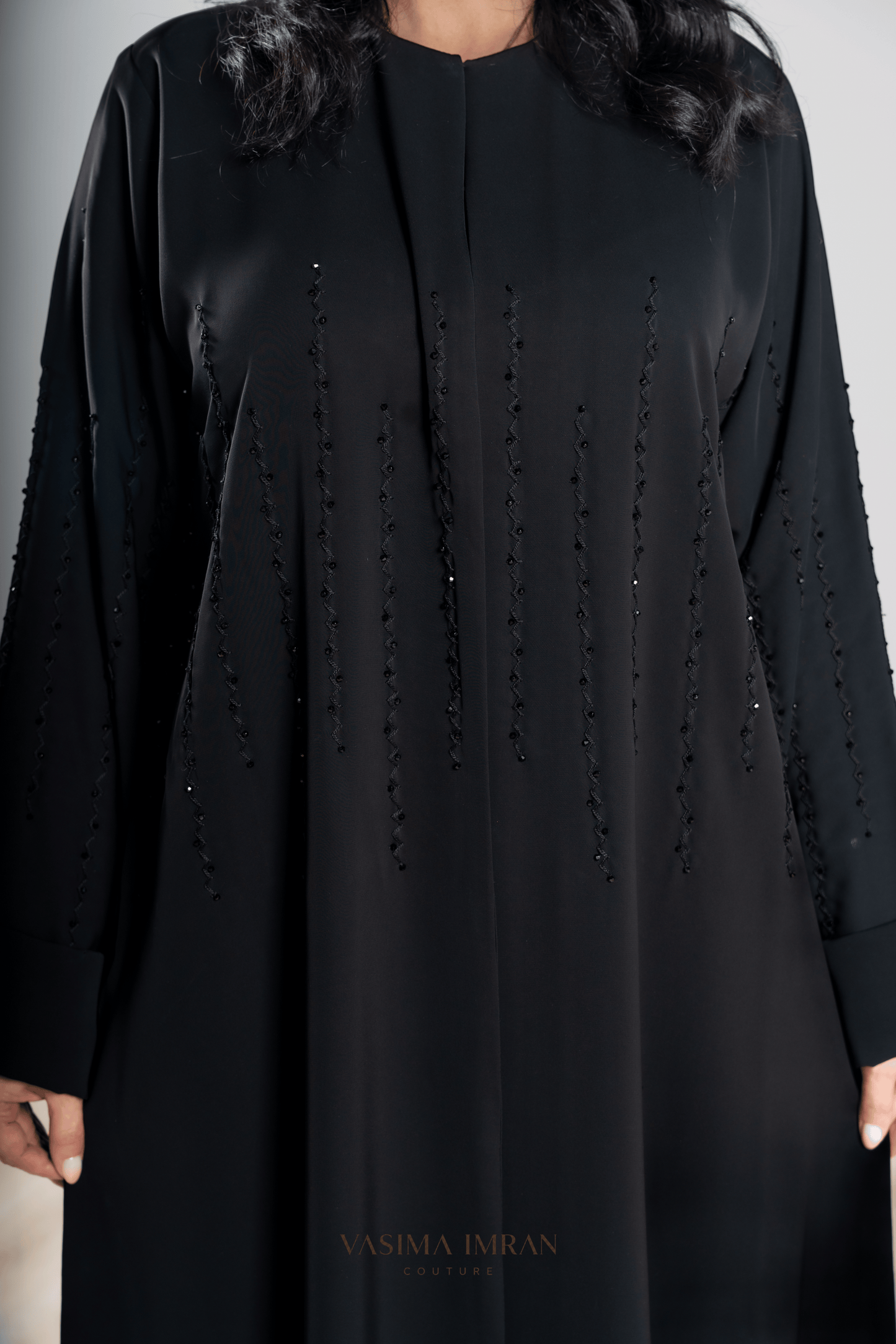 VI Noir Zig Zag Embroidered Abaya