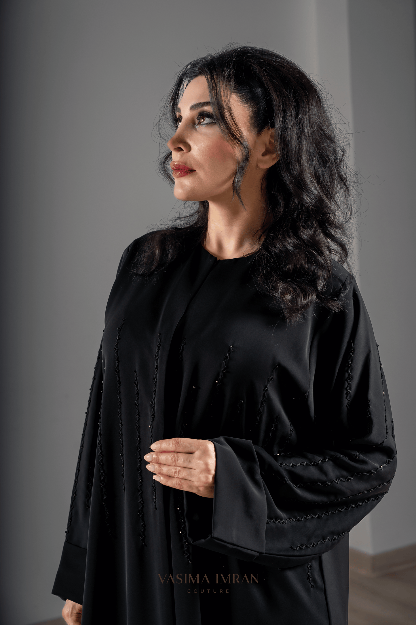 VI Noir Zig Zag Embroidered Abaya